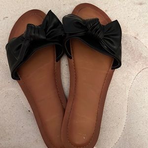 They are slide on sandals with a black bow. They are a size 9.